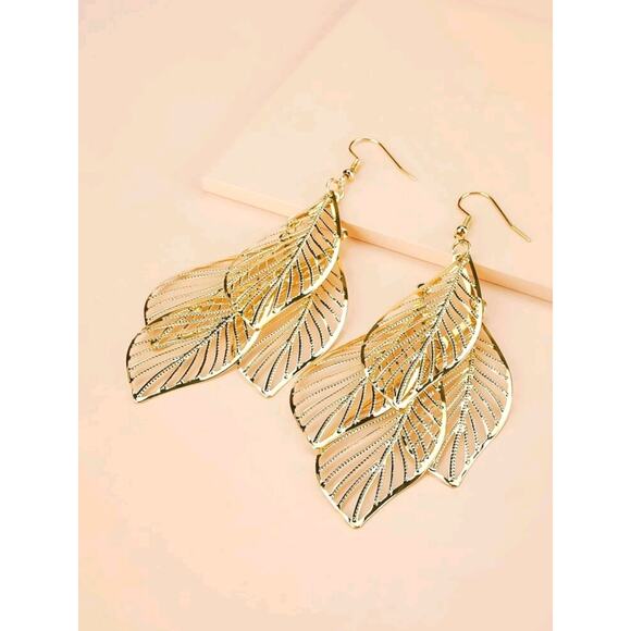 "Gold Metal Leaf Design Drop Earrings - Elegant Nature-Inspired Jewelry" - Picture 3 of 3